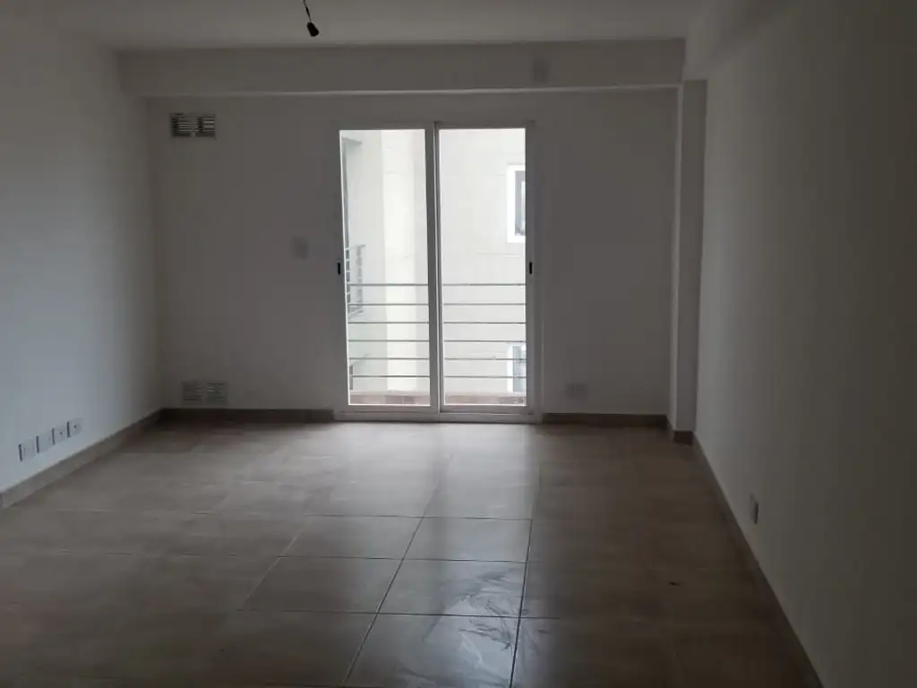 EN VENTA EN CASEROS DEPTO. DE 1 AMBIENTE CON BALCON UBICADO EN EL CENTRO DEL EDIFICIO - FICHA 8170