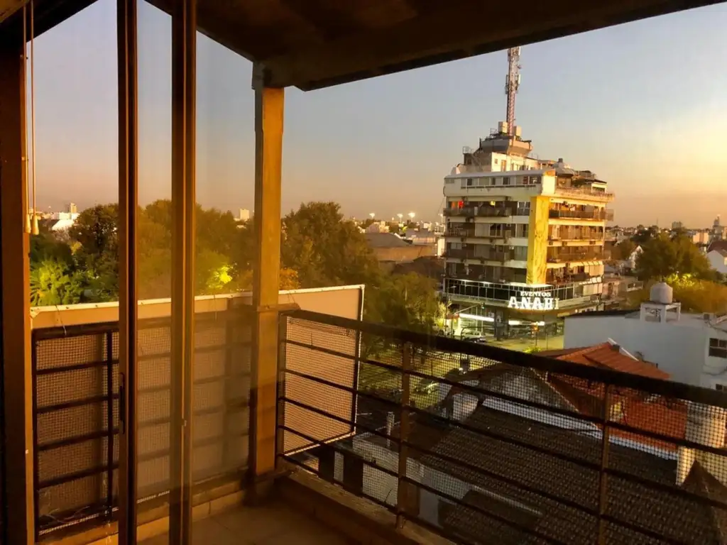 DOS AMBIENTES DE 52 M2 TOTALES CON AMPLIO BALCÓN CORRIDO CON VISTA A LA PLAZA SANTOJANNI