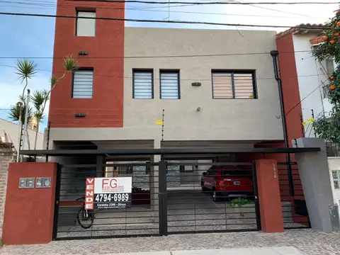 EXCELENTE DUPLEX 4 AMB. COCHERA Y JARDIN ,OLIVOS.