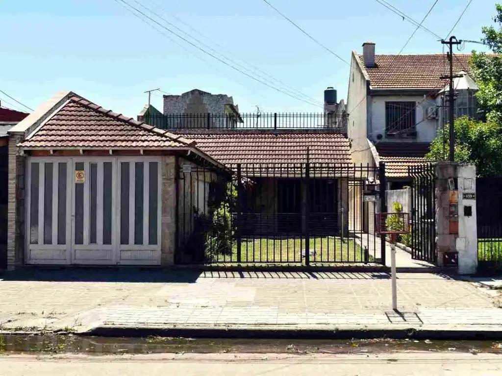 CASA 5 AMB EN VENTA EN LANUS OESTE CON COCHERA