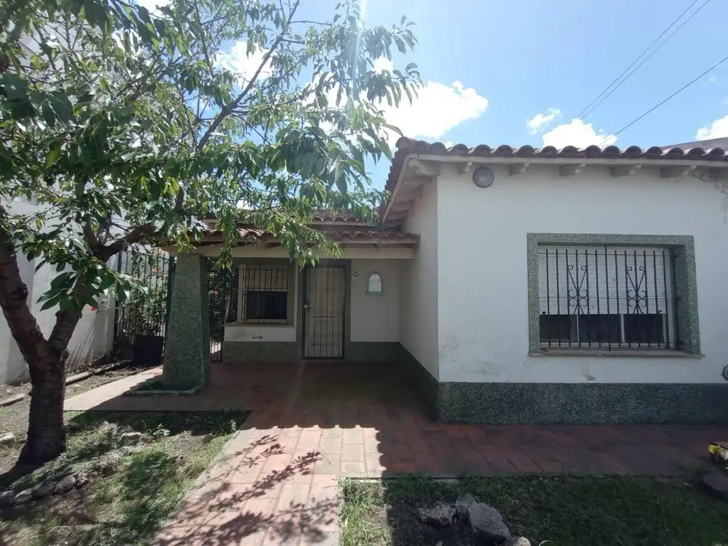 Casa en venta - 2 dormitorios 1 baño -  275mts2 - Tolosa, La Plata