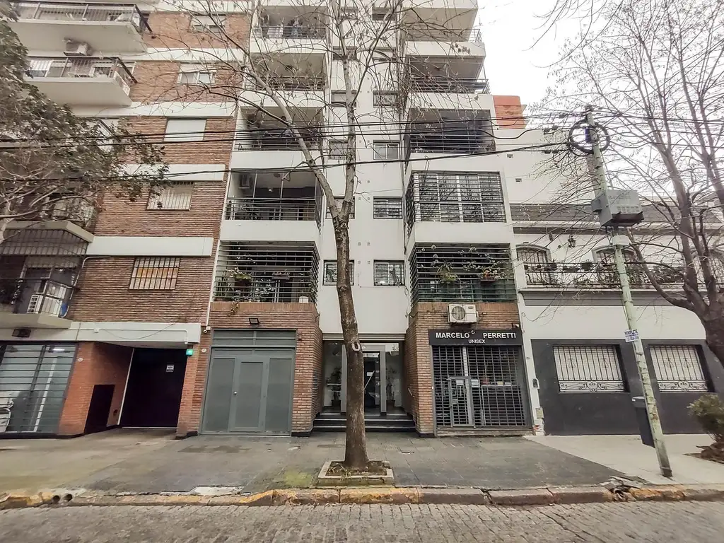 IMPECABLE SEMIPISO DE DOS AMBIENTES CON BALCON TERRAZA EN BELGRANO, CERCA DE TODO.