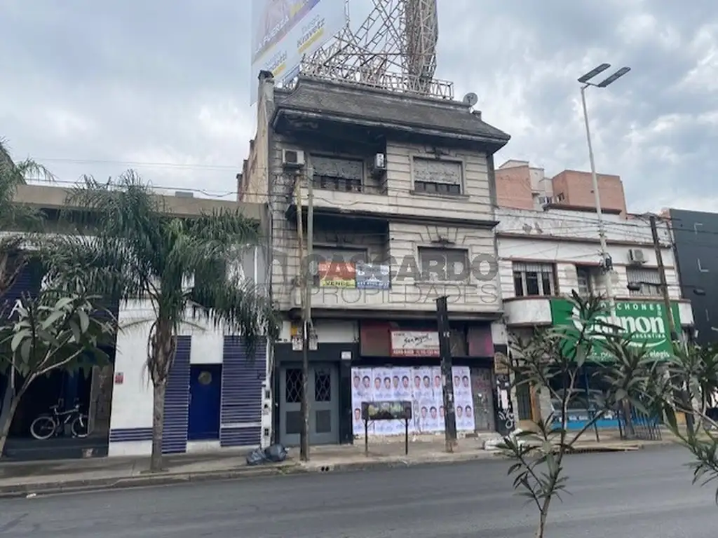 Excelente PH en dos plantas sobre Av. H. Yrigoyen a mts de la estación.