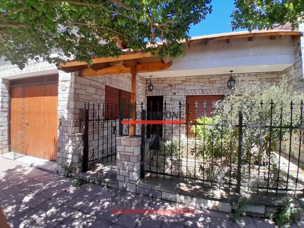 Casa en venta de 4 dormitorios c/ cochera en La Falda