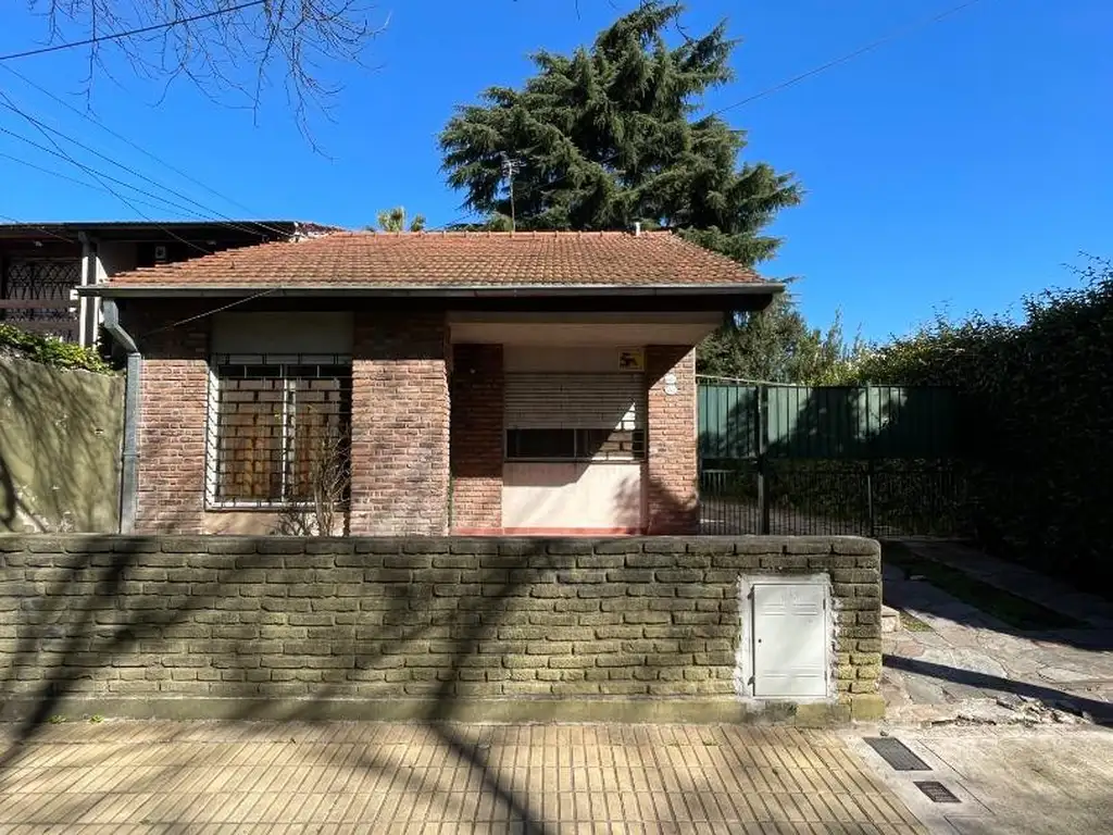 CASA EN VENTA CON INTERESANTE LOTE