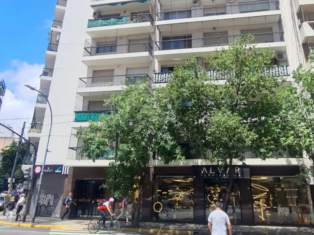 Córdoba 2500 esquina Larrea Piso 2 al frente balcón corrido 71 m2 3 ambientes 2 dormitorios 2 baños