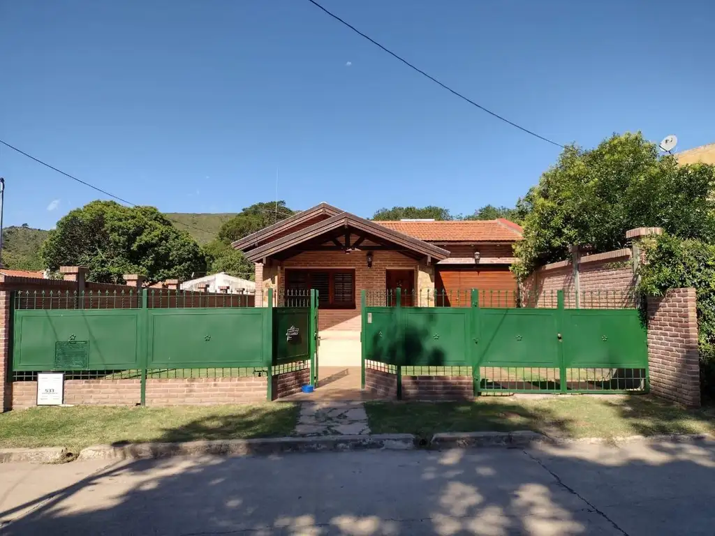 Chalet de categoría, Barrio Golf, a 4 cuadras del centro. La Cumbre Córdoba