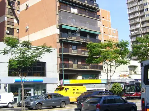 EXCELENTE 3 AMBIENTES AL FRENTE CON BALCON SOBRE AV MAIPU Y UGARTE