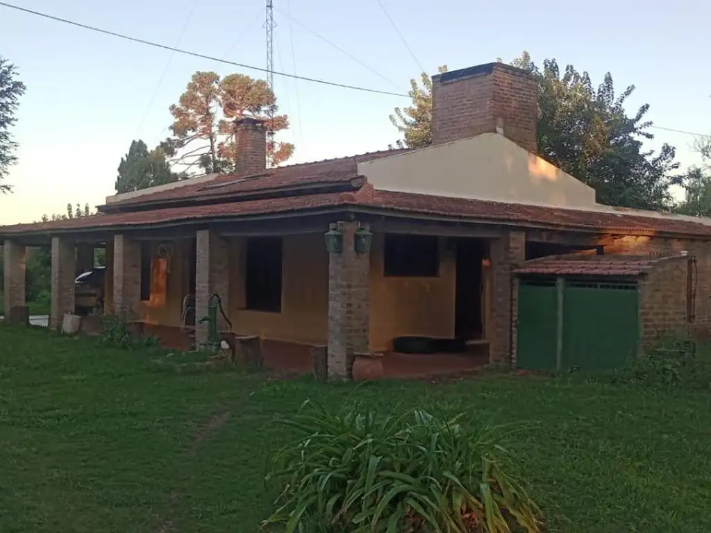 Casa en venta - 2 Dormitorios 1 Baño - Cochera - 20.589Mts2 - Chivilcoy