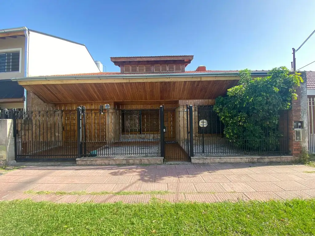 Casa 4 ambientes venta Lomas de Zamora