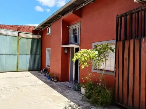 Casa con amplio galpon lote propio Lanus Este