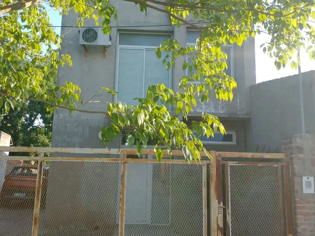 Vendo propiedad de 2 plantas con patio.