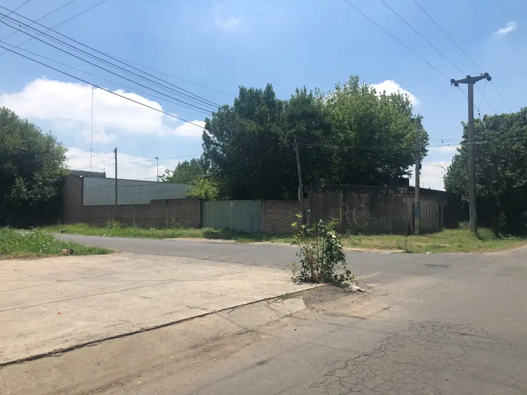 IMPORTANTE TERRENO ESQUINA CRESPO Y URUGUAY CON VIVIENDA Y GALPON DE 20 X 24