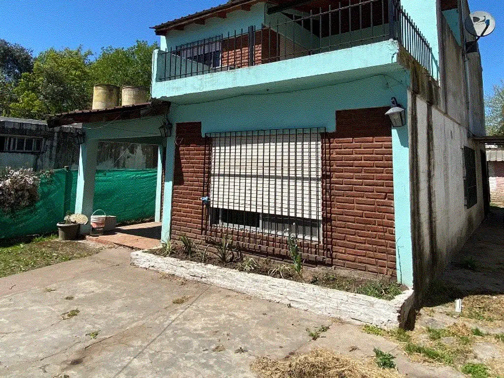 Casa en venta tipo 4 ambientes en dos plantas, hermoso jardín ACEPTA PERMUTA Y FINANCIACION