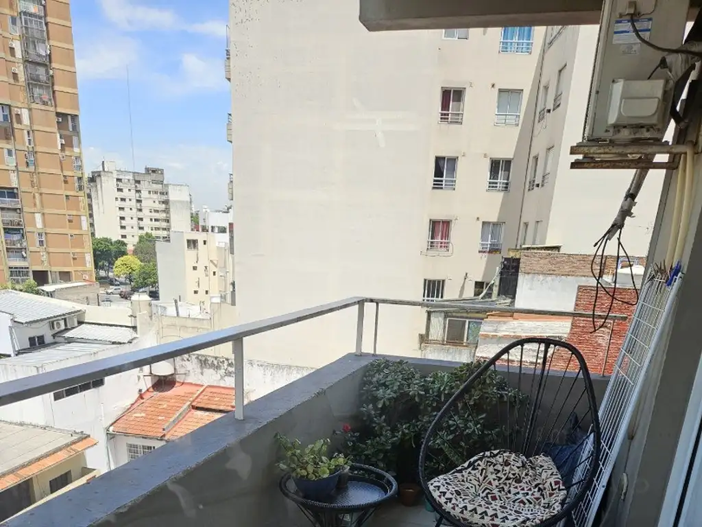 Excelente 2 amb con balcón, cocina integrada, dormitorio con vestidor