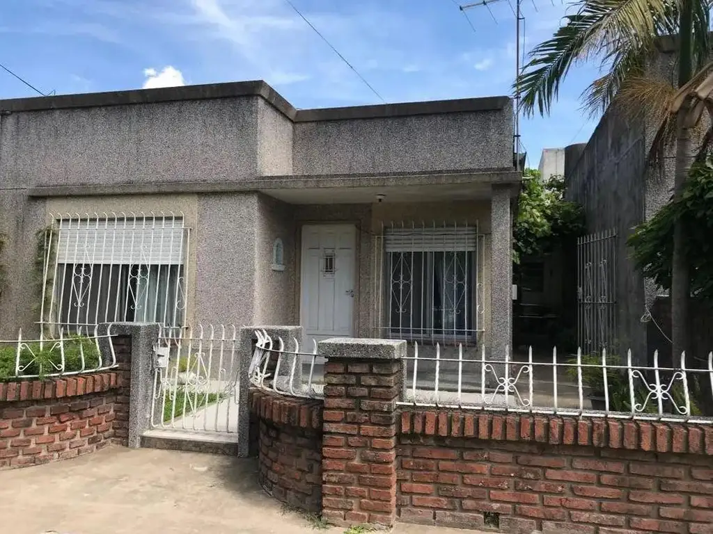 Casa en venta - 2 dormitorios 1 baño - 394mts2 - Berazategui