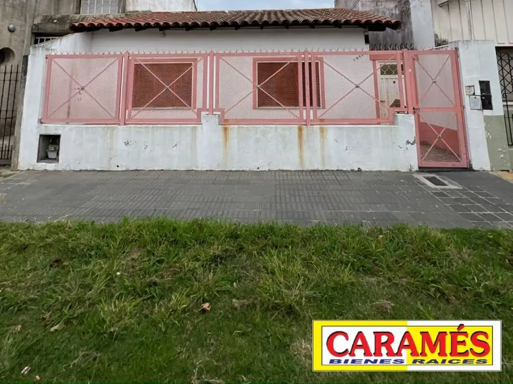 CASA SÓLIDA DE 3 AMB C/ FONDO SOBRE LOTE PROPIO DE 8,66 X 29