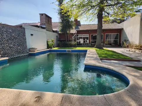 Casa con piscina en Escobar centro