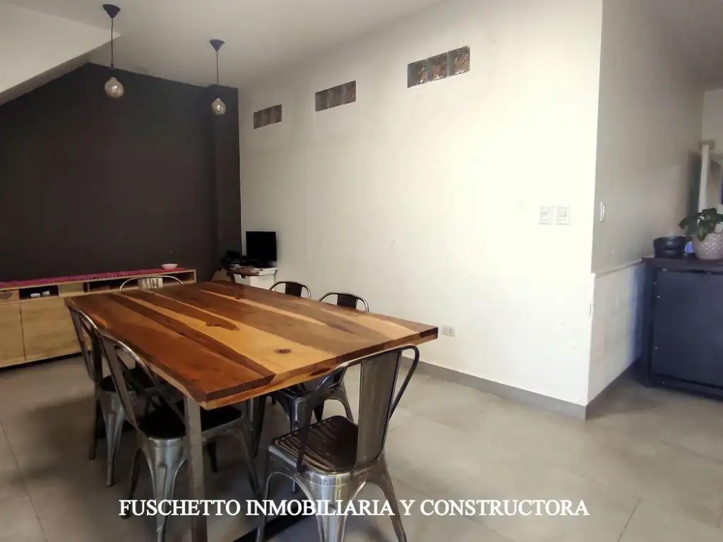 Venta de Casa de 5 ambientes con parque y pileta La Tablada