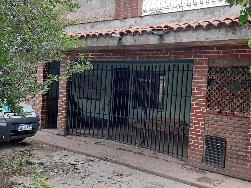 MAIPO AL 700-Bº J. M. ROSAS- CASA GRANDE C/PATIO - TERRAZAY COCHERA