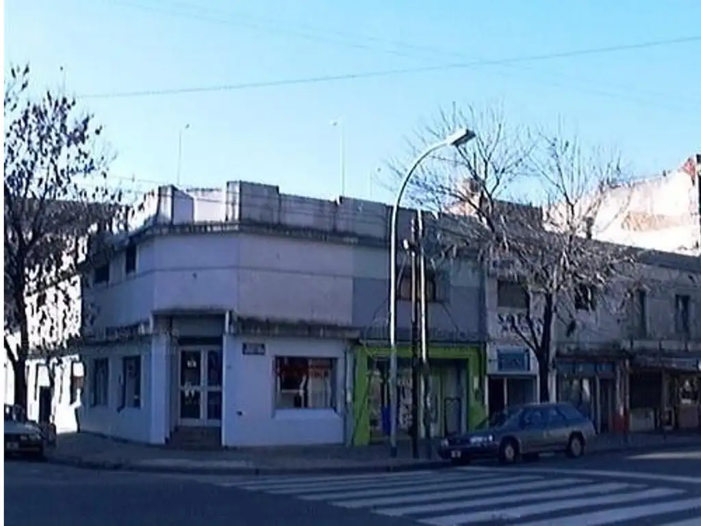 LOCAL IDEAL GASTRONOMÍA O CUALQUIER RUBRO, EN ESQUINA A PASO