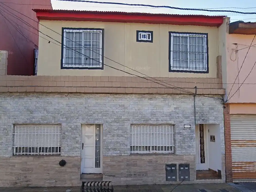 Venta Amplio PH 3 Amb Al Frente con Terraza en Caseros. Inmejorable Zona + prefabricada 2 amb