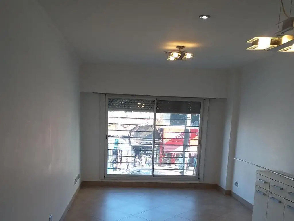 VENTA DE DEPTO. 3 AMBIENTES ÚNICO PISO SOBRE AV. DE MAYO