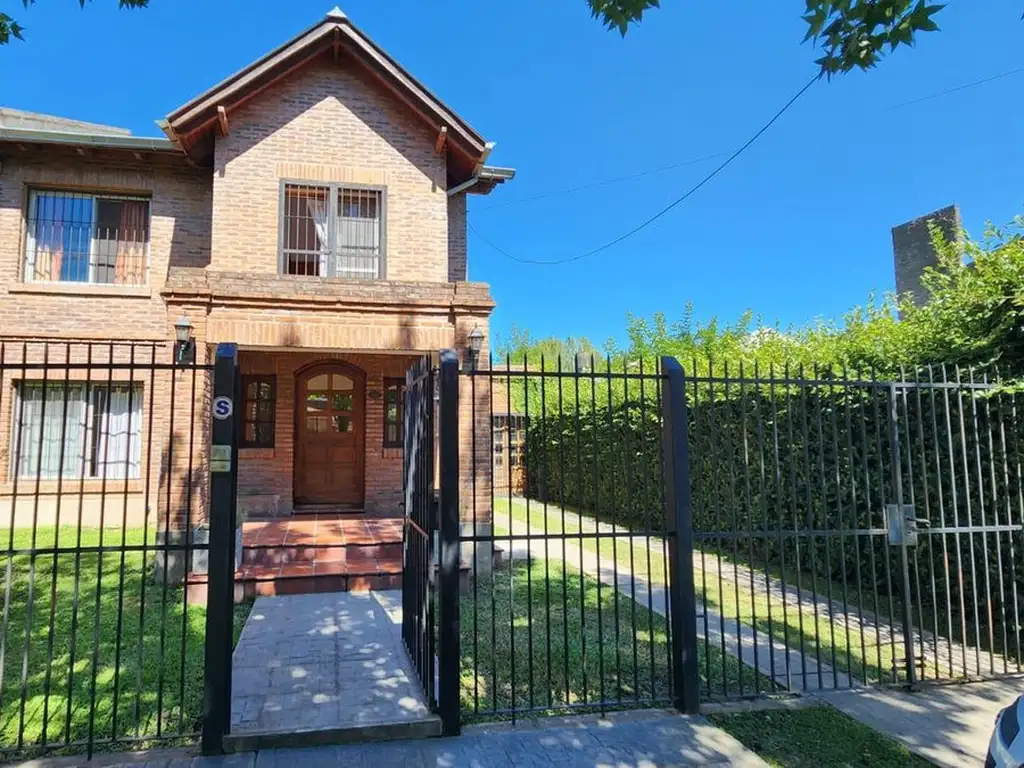 Casa 4 dormitorios, jardín, cochera en Fisherton