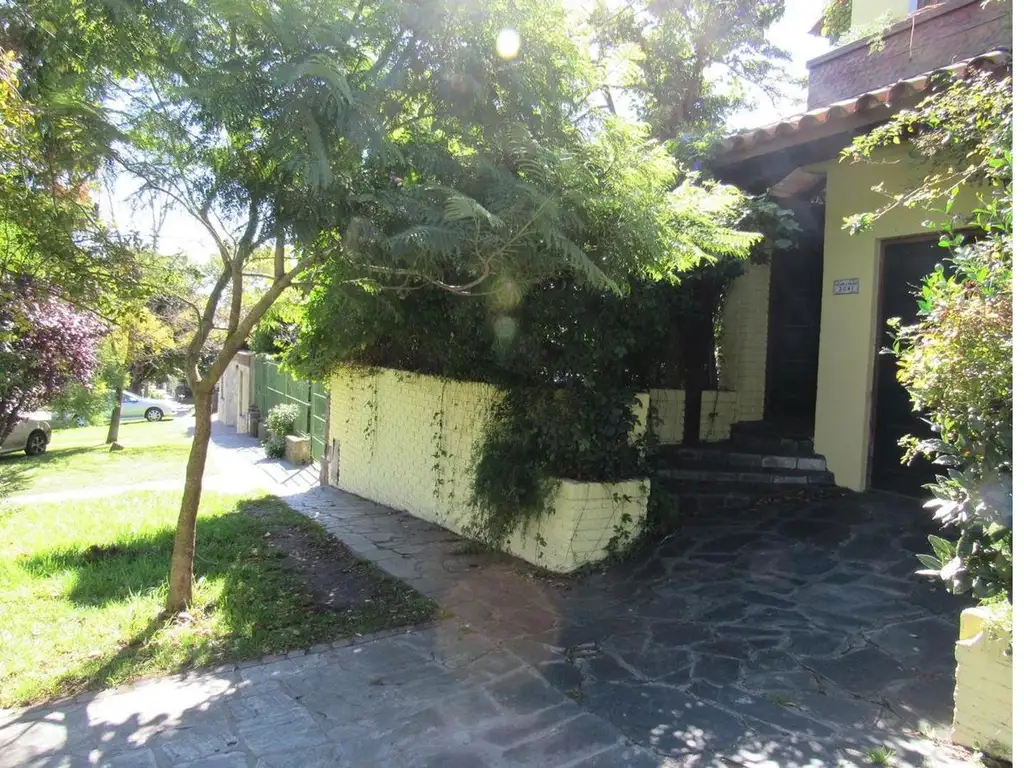 Venta de Chalet - 6 ambientes - Av Paso 2000