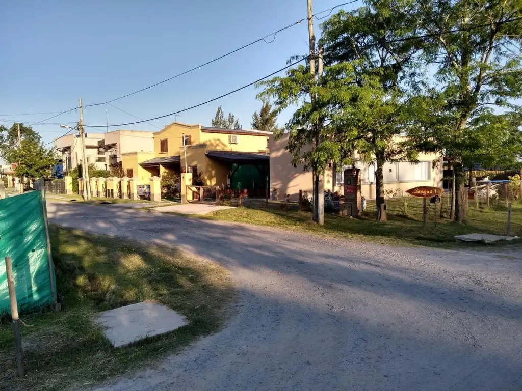 Duplex en barrio perimetrado y con árboles