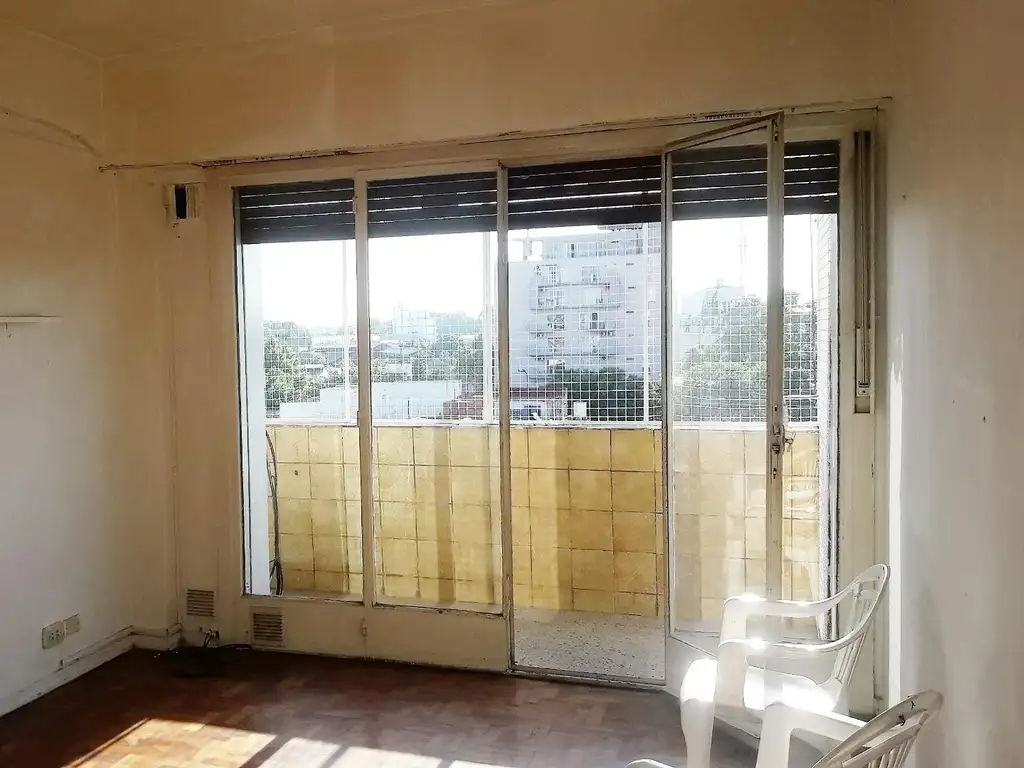 DEPARTAMENTO EN VENTA DE 2 AMBIENTES AL FRENTE CON BALCON