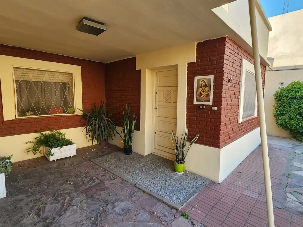 VENTA CASA 4 AMBIENTES CON COCHERA Y PATIO BERNAL