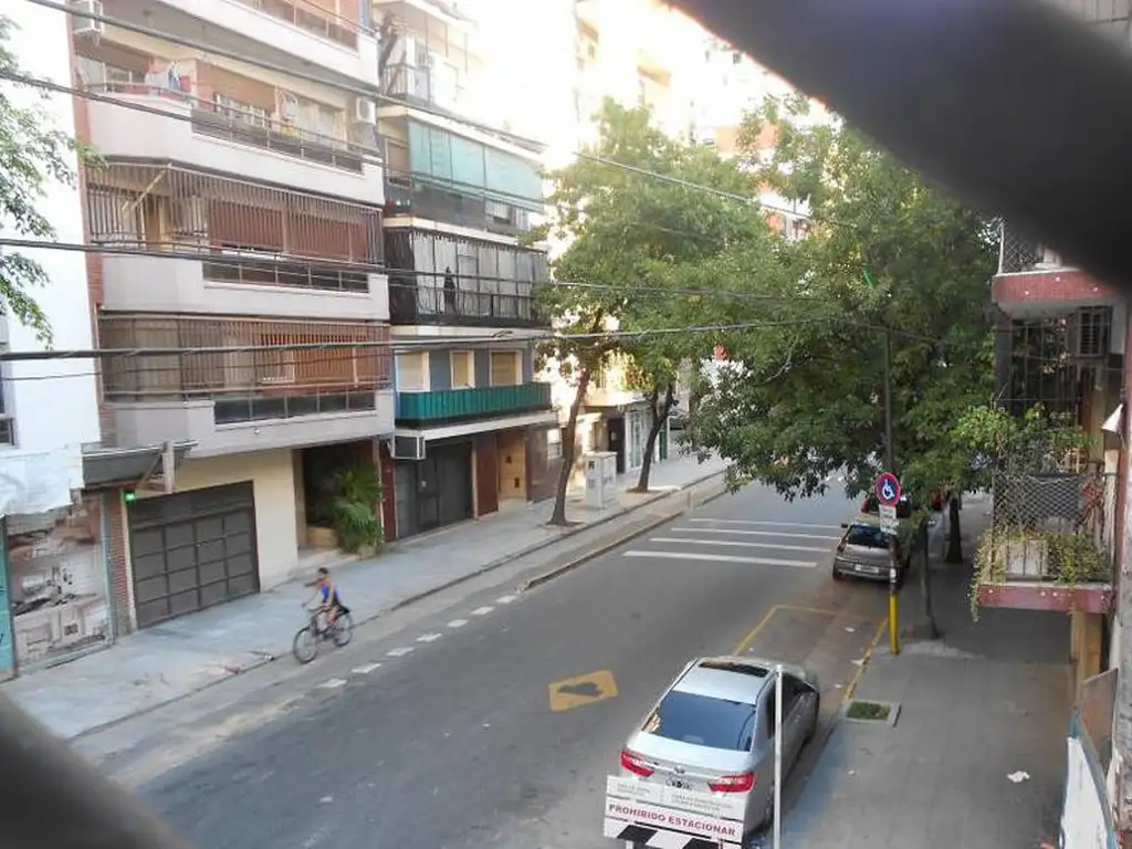 Vta: 3 ambientes. Frente. Balcon corrido. Baño cmpleto, toilette y baño de servicio.