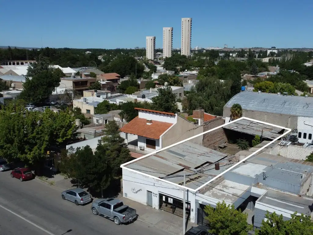 Galpón con local a la calle a refaccionar, en venta, Av. Mengelle - Cipolletti.