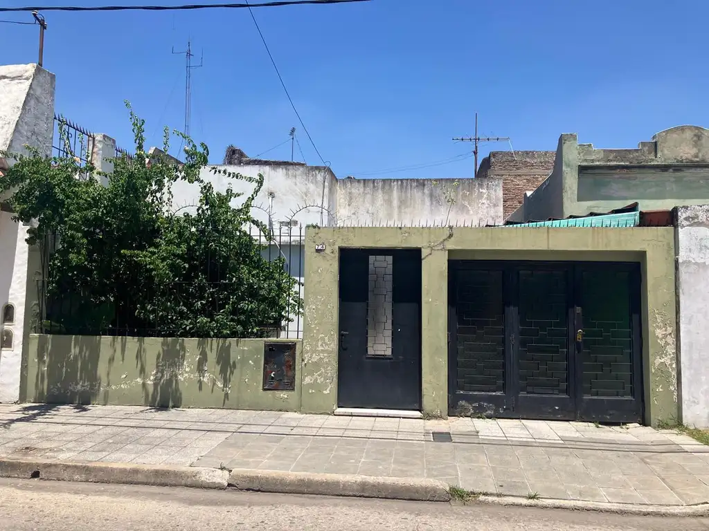 Casa a reciclar sobre importante lote