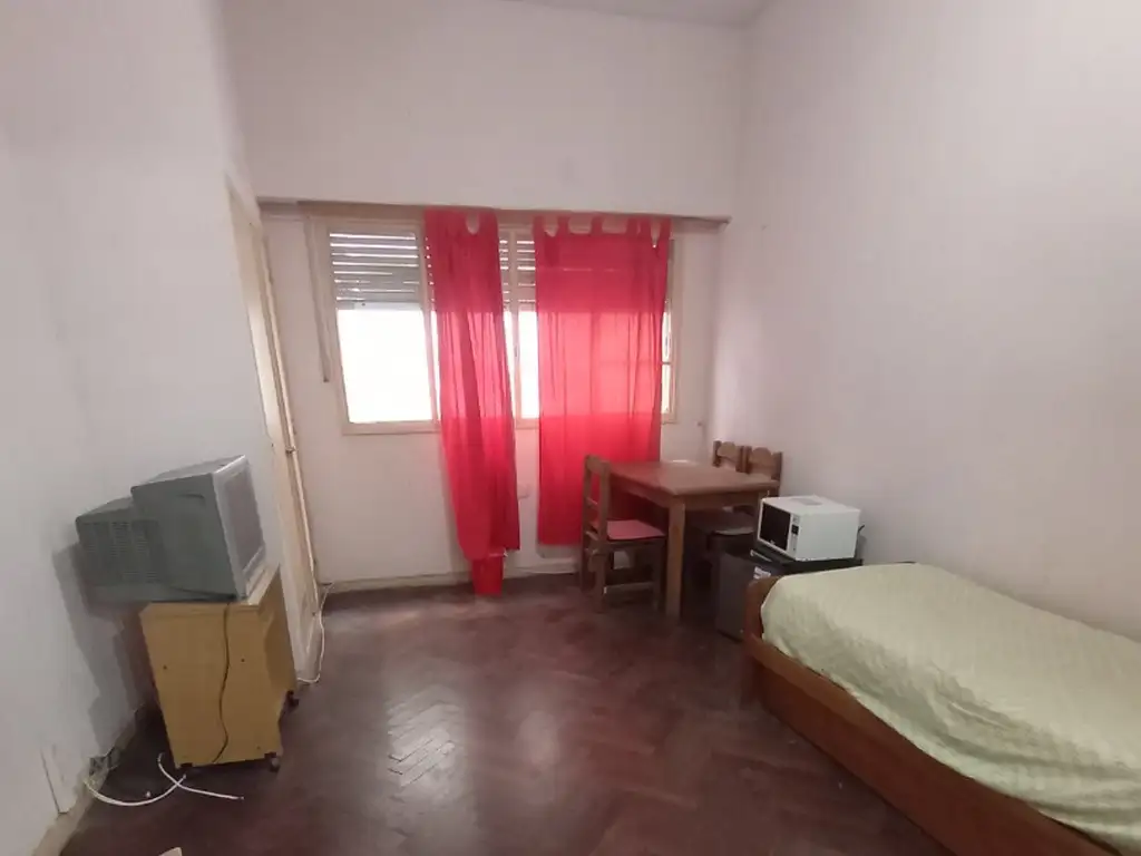 1 AMB ESMERALDA 872 Y AV CORDOBA ( BARRIO: SAN NICOLAS)