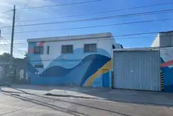 Importante galpón comercial sobre 3 lotes 1300 M2 en Berazategui