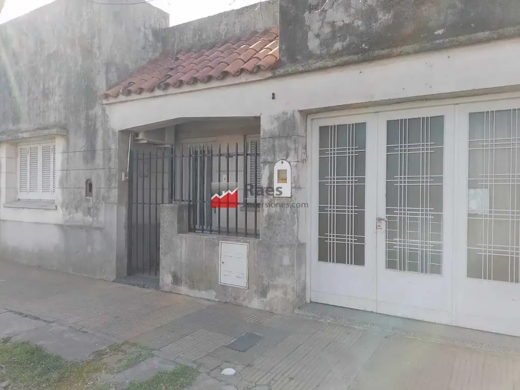 CASA  A REFACCIONAR EN BARRIO SARGENTO CABRAL