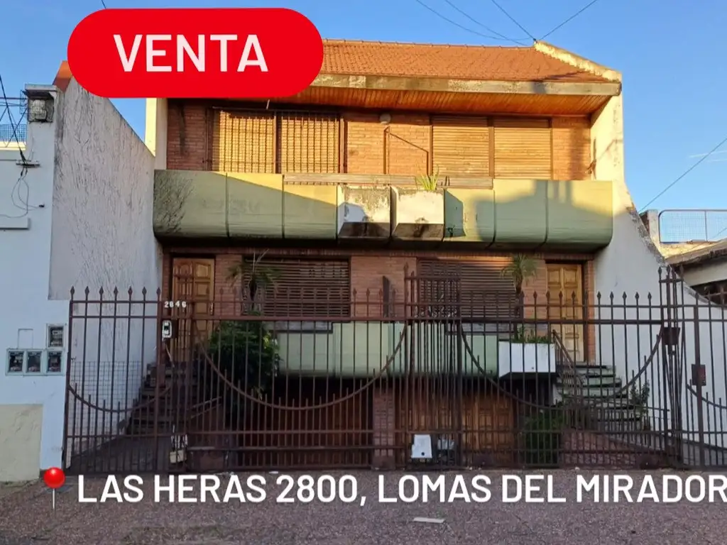 Venta  Triplex  de 4 ambientes con entrada de auto y  fondo con pileta