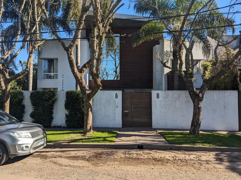 EXCELENTE CASA - GRAN DISEÑO ARQUITECTÓNICO