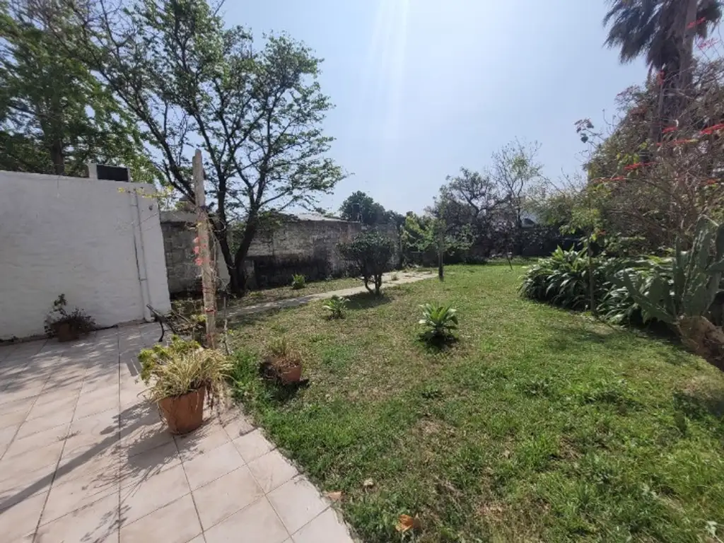 VENTA CASA 3 DORMITORIOS, COCHERAS Y JARDIN. SLZO