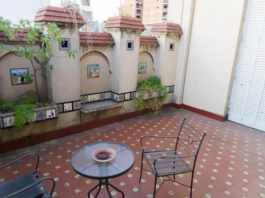 Duplex de 8 ambientes con patio y terraza.