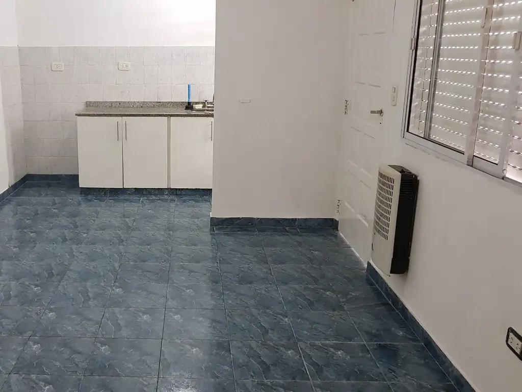 MUY BUEN DEPARTAMENTO TIPO CASA DE 2 AMBIENTES CON PATIO CON PEQUEÑO FONDO LIBRE. SIN EXPENSAS