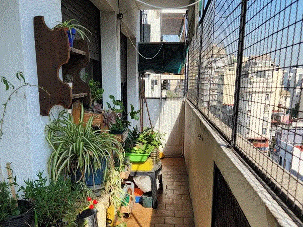 VENTA DEPARTAMENTO CUATRO AMBIENTES CON DEPENDENCIA, FRENTE BALCÓN CORRIDO, LUMINOSO