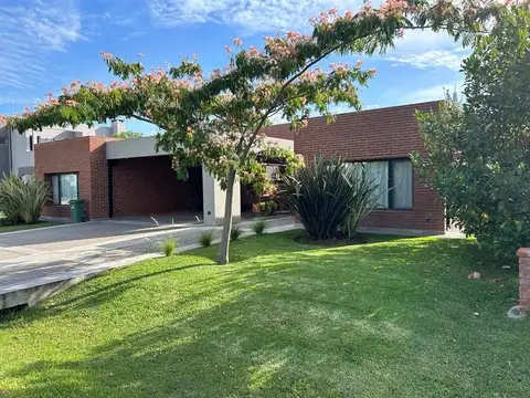 Venta excelente casa en una planta B° C° en Pilar