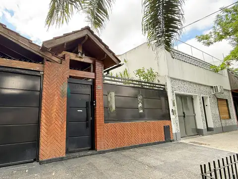 Casa con garage, fondo, piscina y quincho, 4 ambientes, Liniers.