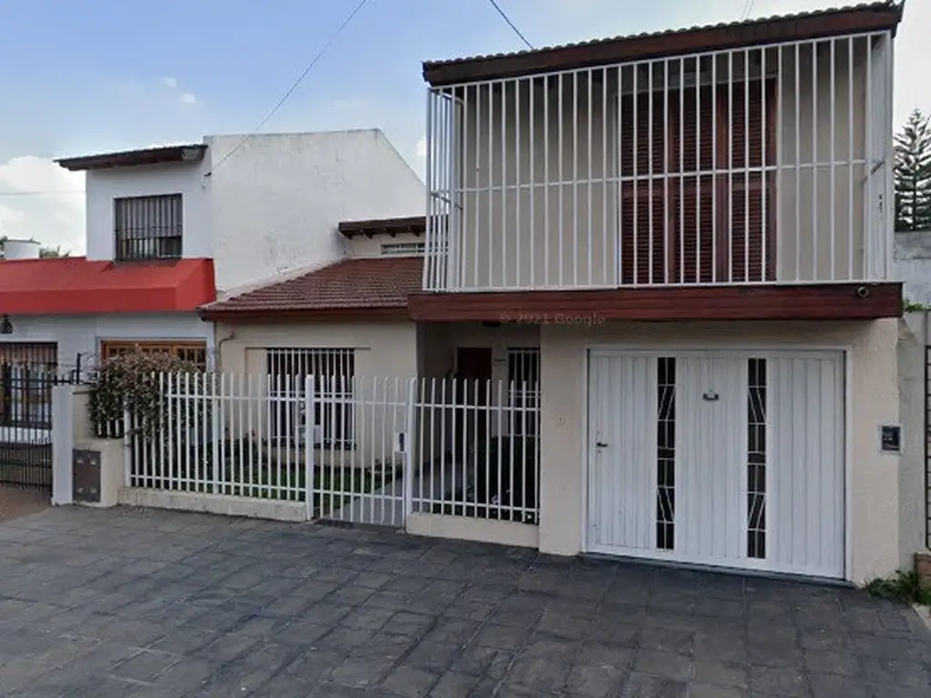 HERMOSO CHALET 4 AMB. S/ LOTE DE 10 X 35,68 M EN PLENO CENTRO VILLA LUZURIAGA (BARRIO MARINA)