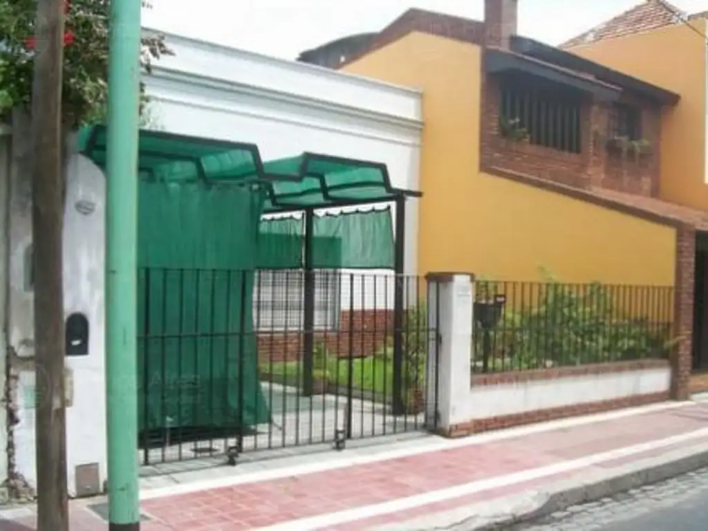 CASA LOTE PROPIO CON PATIO TERRAZA Y DOS HABITACIONES , A REFACCIONAR , EXCELENTE UBICACION.