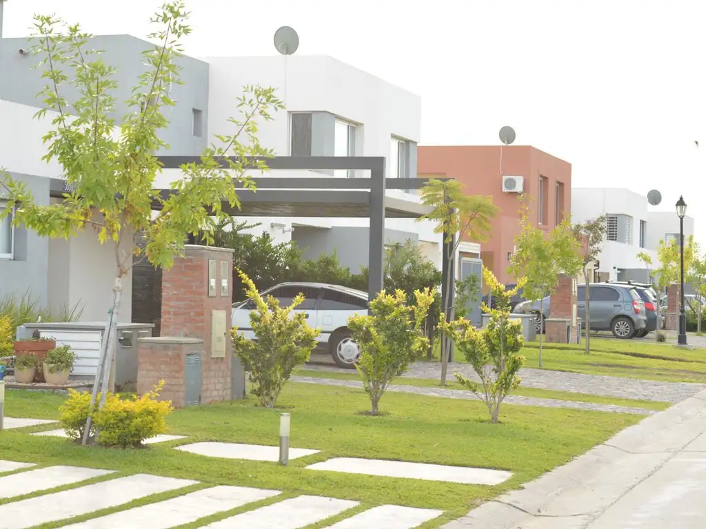 VENTA CASA DUPLEX PILAR DEL ESTE FINANCIADA