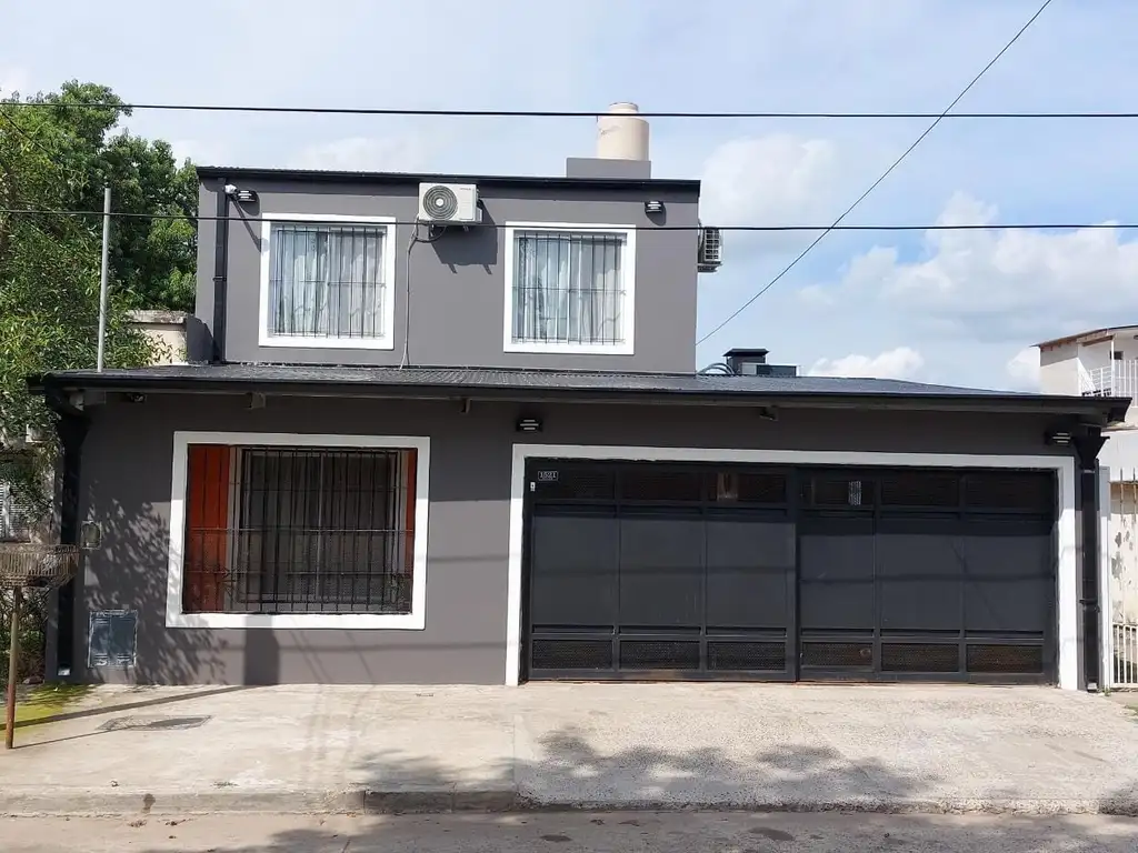 Vendo excelente propiedad en Zarate de 5 ambientes, 4 habitaciones, 3 baños, cochera para 3 autos